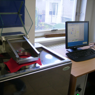 Device for measuring water resistance of textiles